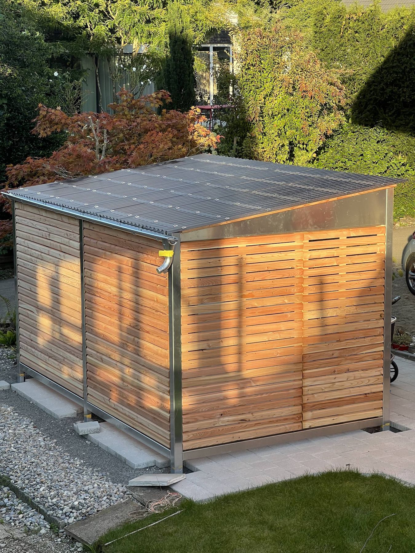 Velounterstand im Abendlicht von oben